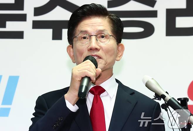김문수 국민의힘 대통령 후보가 8일 오전 서울 여의도 자신의 캠프 사무실에서 단일화 관련 긴급 기자회견을 하고 있다. 2025.5.8/뉴스1 ⓒ News1 김민지 기자