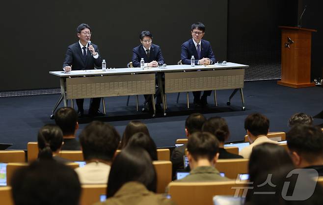류정환 SKT 네트워크 인프라 센터장(왼쪽부터), 임봉호 SKT MNO 사업부장, 김희섭 SKT 커뮤니케이션 센터장이 7일 오전 서울 중구 SK텔레콤 T타워 SUPEX홀에서 SK텔레콤의 해킹 사고와 관련해 취재진 질문에 답하고 있다. (공동취재) 2025.5.7/뉴스1 ⓒ News1 박지혜 기자