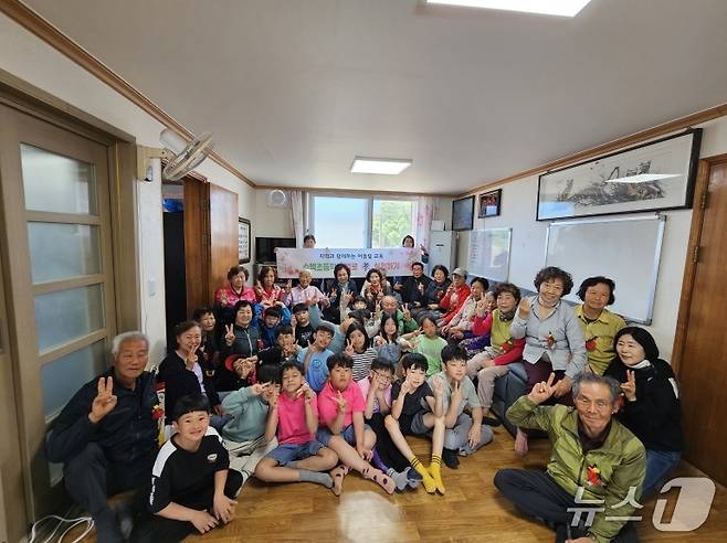 강원 횡성 수백초등학교 학생들이 8일 어버이날을 맞아 지역의 한 경로당을 찾아 어르신들과 즐거운 시간을 보낸 뒤 기념촬영을 진행했다.(강원도교육청 제공, 재판매 및 DB금지)