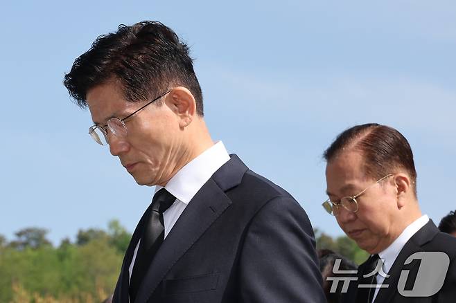 김문수 국민의힘 대통령 후보와 권영세 비대위원장이 4일 오전 서울 동작구 국립서울현충원 현충탑에서 묵념하고 있다. 2025.5.4/뉴스1 ⓒ News1 안은나 기자