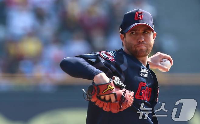 롯데 자이언츠 외국인 투수 찰리 반즈는 부상 때문에 KBO리그 경력이 중단될 위기에 처했다. 2025.3.22/뉴스1 ⓒ News1 김도우 기자