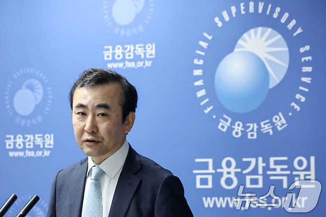 이세훈 금융감독원 수석부원장이 25일 오전 서울 영등포구 여의도 금감원에서 기업은행에서 발생한 882억원 규모의 부당 대출 건에 대한 검사 결과 브리핑을 하고 있다. 2025.3.25/뉴스1 ⓒ News1 민경석 기자