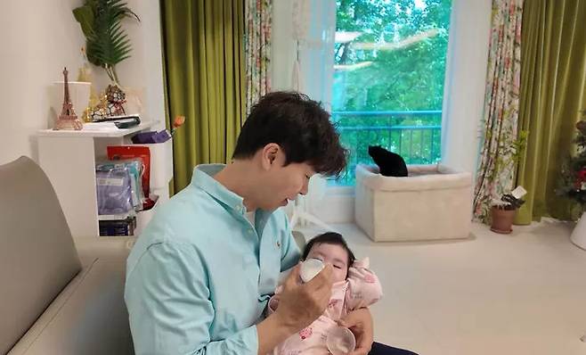 아기와 다홍이와 함께 시간을 보내는 박수홍. 영상캡처 | 박수홍 유튜브