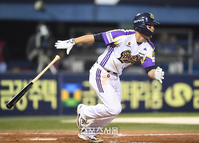 두산 오명진이 7일 잠실구장에서 열린 2025 KBO리그 LG와 경기 5회말 무사 1루 상황에서 LG 선발 최채흥을 상대로 내야안타를 치고 있다. 잠실 | 박진업 기자 upandup@sportsseoul.com