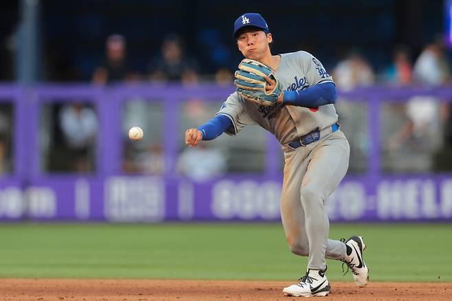 김혜성이 8일(한국시간) 미국 플로리다주 마이애미 론디포 파크에서 열린 2025 메이저리그(ML) 마이애미전 8회말 2루 수비를 보고 있다. 사진 | AFP 연합뉴스