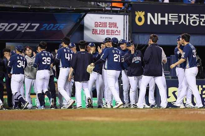 4월22일 서울 잠실구장에서 열린 2025 KBO리그 정규시즌 NC-LG전은 연장까지 진행됐다. 사진 | 연합뉴스