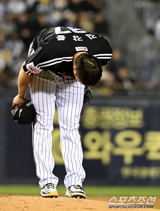 7일 잠실야구장에서 열린 LG와 두산의 경기, 6회말 무사 만루 등판한 LG 김강률이 1루 관중석의 두산 팬들에게 인사하고 있다. 잠실=허상욱 기자wook@sportschosun.com/2025.05.07/