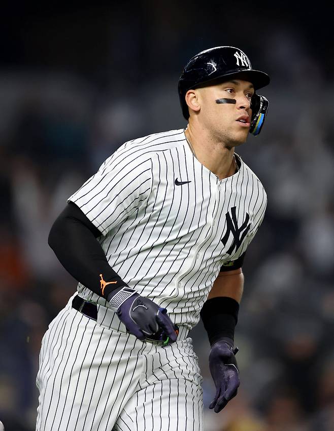 뉴욕 양키스 애런 저지가 지난 7일(한국시각) 샌디에이고 파드리스와의 홈경기에서 4회말 우월 솔로홈런을 터뜨린 뒤 타구를 바라보며 달려나가고 있다. AFP연합뉴스