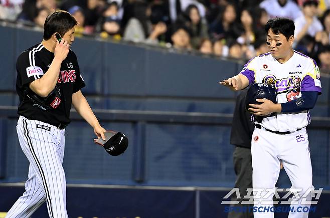 '어? 강률이~' 김강률을 본 양의지가 손을 내밀었다.
