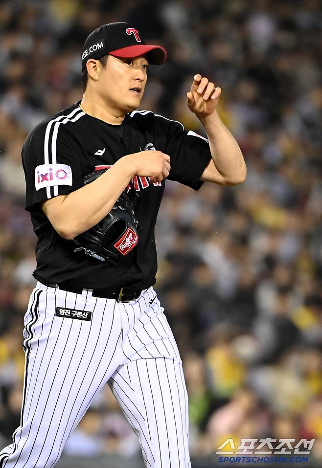 양의지의 인사를 외면한 김강률, 1루 관중석의 친정팀 팬들에 시선을 보낸 뒤