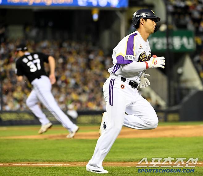 김강률에 2타점 2루타를 날리는 강승호