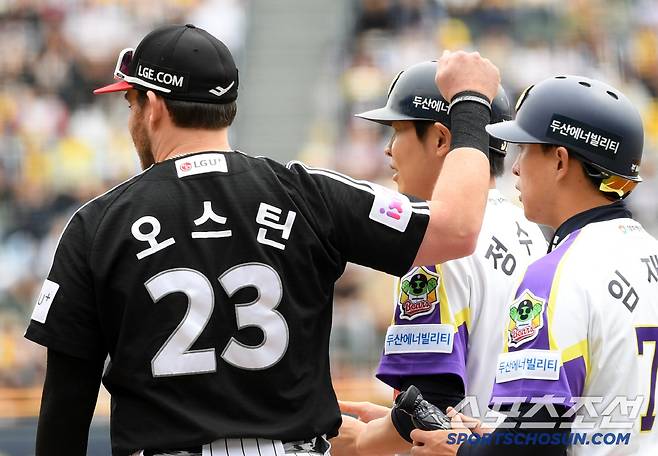 전날 3안타를 치고 다음날 첫 타석부터 안타를 또 친 정수빈에게 꿀밤을 때리는 1루수 오스틴.