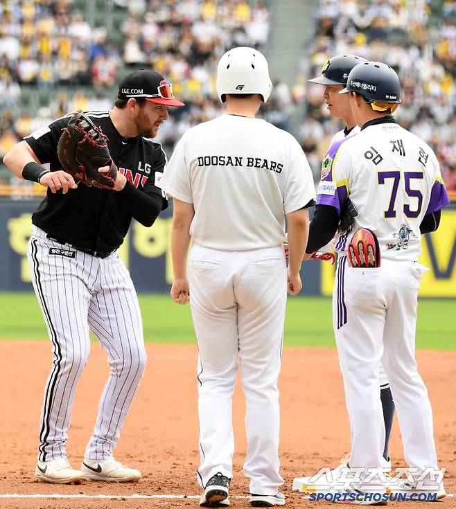 배트를 던지다시피 타격해 안타를 만든 정수빈을 흉내 내는 1루수 오스틴. 잠실=박재만 기자 pjm@sportschosun.com