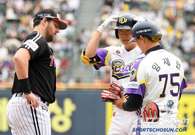 얄미울 정도로 잘 치는 정수빈이 세리머니를 하는 동안 오스틴은 장난을 준비했다.