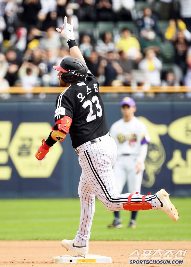 얄미울 정도로 잘 치는 정수빈이 세리머니를 하는 동안 오스틴은 장난을 준비했다.