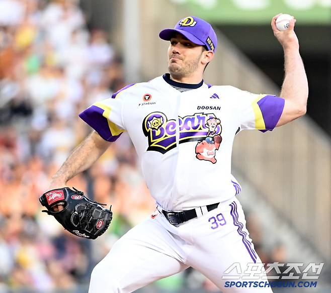 7일 잠실야구장에서 열린 LG와 두산의 경기, 두산 선발투수 잭로그가 역투하고 있다. 잠실=허상욱 기자wook@sportschosun.com/2025.05.07/