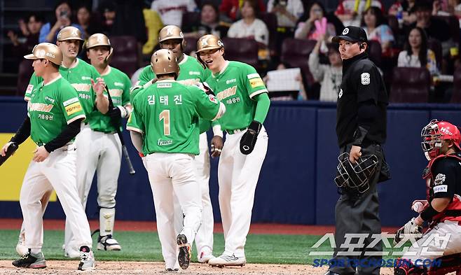 8회말 만루홈런을 날린 키움 김태진.