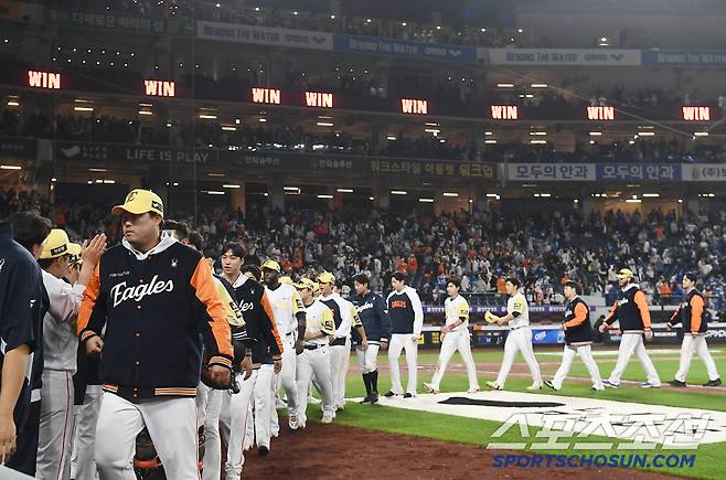 7일 대전 한화생명볼파크에서 열린 삼성-한화전. 한화가 10대6으로 승리하며 9연승, 단독 1위에 올랐다. 선수들이 하이파이브하고 있다. 대전=정재근 기자 cjg@sportschosun.com/2025..5.7/