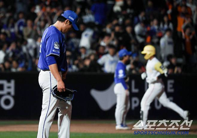 7일 대전 한화생명볼파크에서 열린 삼성-한화전. 7회말 2사 2루 이원석에게 투런포를 허용한 김재윤이 고개 숙이고 있다  대전=정재근 기자 cjg@sportschosun.com/2025..5.7/