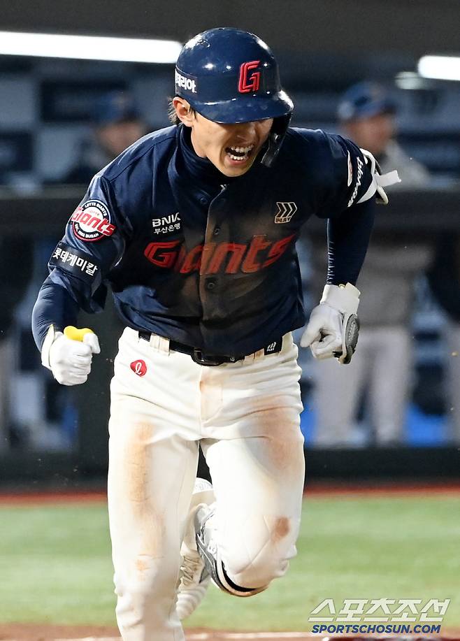 11일 부산 사직구장에서 열린 롯데와 NC의 경기, 8회초 2사 3루 롯데 전민재가 1타점 재역전타를 치고 있다. 부산=허상욱 기자wook@sportschosun.com/2025.04.11/