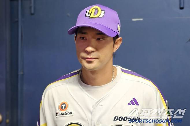 두산 베어스 강승호가 7일 LG전에서 2루타 2개로 3타점을 올려 팀 승리를 이끈 뒤 취재진과 인터뷰를 하고 있다. 잠실=권인하 기자