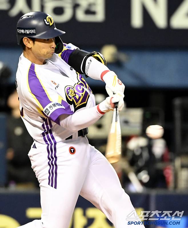 7일 잠실야구장에서 열린 LG와 두산의 경기, 5회말 무사 1,2루 두산 강승호가 1타점 2루타를 치고 있다. 잠실=허상욱 기자wook@sportschosun.com/2025.05.07/