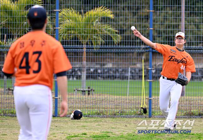 21일 일본 오키나와 온나손 아카마구장에서 한화 이글스가 스프링캠프 훈련을 펼쳤다. 김서현과 정우주가 캐치볼을 하고 있다. 오키나와(일본)=허상욱 기자 wook@sportschosun.com/2025.02.21/