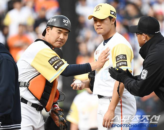 6일 대전 한화생명볼파크에서 열린 삼성-한화전. 8회초 무사 정우주가 류지혁을 볼넷으로 내보내자 이재원이 격려하고 있다. 대전=정재근 기자 cjg@sportschosun.com/2025..5.6/