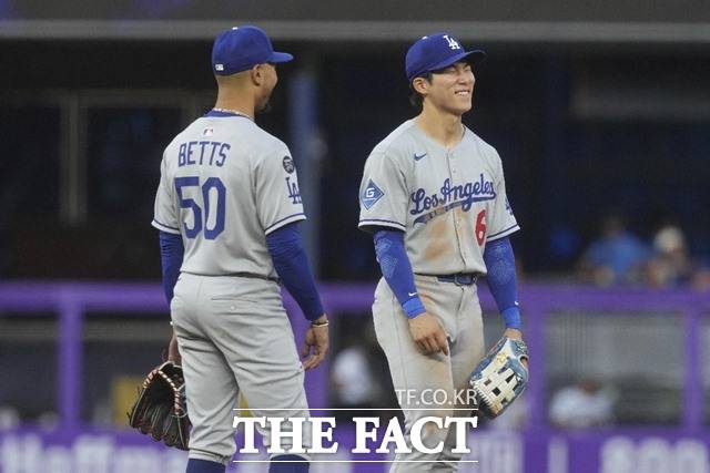 7회말 수비부터 중견수에서 2루수로 자리를 옮긴 김혜성이 대승을 거둔 후 유격수 무키 베츠와 함께 기뻐하고 있다./마이애미=AP.뉴시스