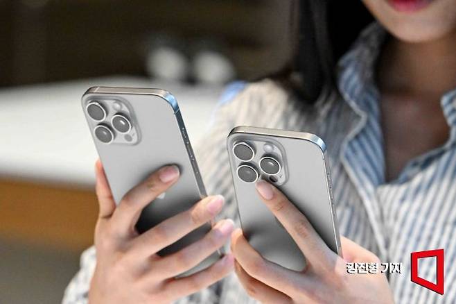 서울 중구 명동 애플스토어를 찾은 고객들이 애플의 첫 인공지능(AI) 스마트폰 '아이폰16'을 보고 있다. 사진=강진형 기자aymsdream@