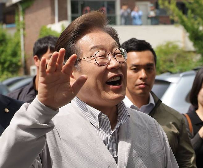 이재명 더불어민주당 대선 후보가 '골목골목 경청투어:국토종주편'에 나선 7일 전북 전주시 풍남문 앞 광장 인근에서 지지자 및 시민들에게 밝게 인사하고 있다. 연합뉴스