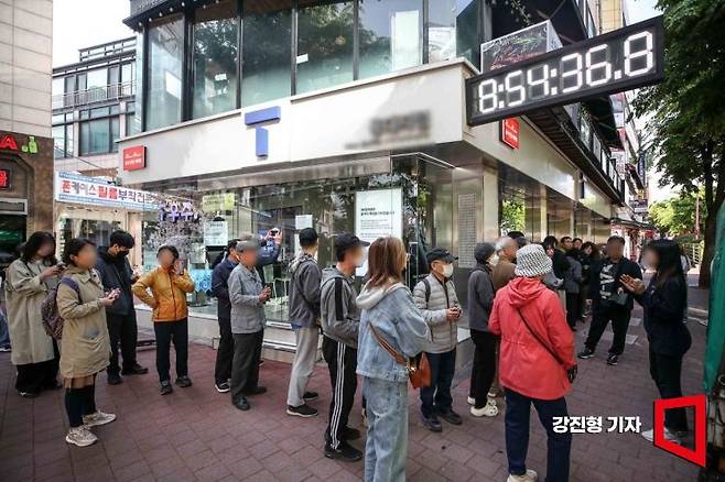 SK텔레콤이 유심 무료 교체서비스를 시작한 첫날 가입자들이 대리점 앞에 줄을 서 있다. 강진형 기자