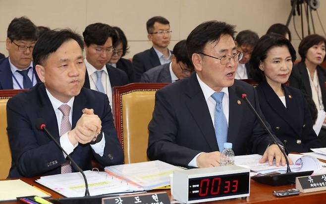 8일 국회 과학기술정보방송통신위원회 SK텔레콤 청문회에서 유상임 과학기술정보통신부 장관이 의원 질의에 답하고 있다. 연합뉴스