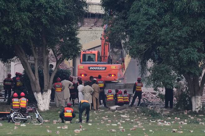 7일 인도 미사일 공격이 있었던 파키스탄 펀자브주의 도시 무리드케에서 잔해를 치우고 있는 모습. /AP 연합뉴스