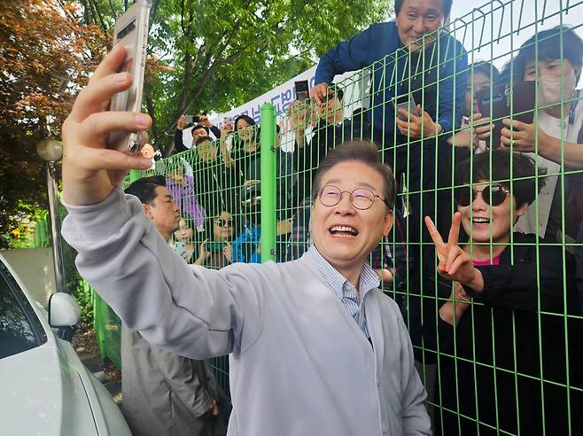 몰려온 지지자들과 셀카 - 이재명 더불어민주당 대선 후보가 7일 전북 전주시에서 지지자들과 사진을 찍고 있다. 이 후보는 이날 국내 콘텐츠 산업 관계자들과도 만나 업계 현실을 듣고, 대책을 논의했다. /주희연 기자