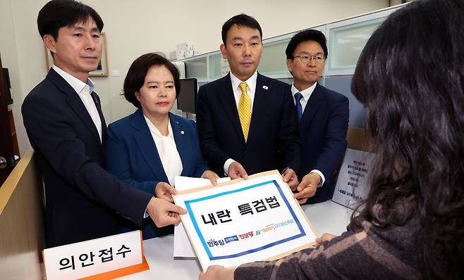 더불어민주당과 조국혁신당, 사회민주당 의원들이 지난달 25일 국회 의안과에 내란 특검법을 제출하고 있다. 왼쪽부터 한창민 사회민주당 대표, 정춘생 조국혁신당 의원, 김용민 더불어민주당 원내수석부대표, 정진욱 더불어민주당 의원./뉴스1