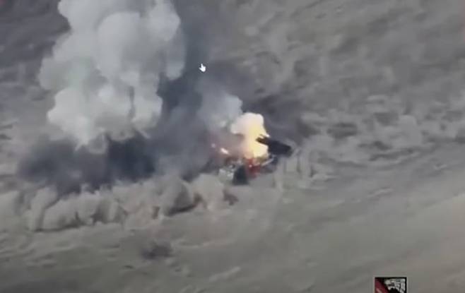러시아 쿠르스크 지역에 배치된 북한제 KN-09 다연장로켓체계(MLRS)가 미국산 하이마스(HIMARS)에 의해 파괴되는 모습. /유튜브 영상