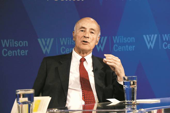 조셉 나이 하버드대 석좌교수가 2015년 4월 미국 워싱턴DC의 우드로윌슨센터에서 열린 세미나에서 발언하고 있다. 나이 교수는 올 초 취임한 트럼프 대통령이 미국의 소프트 파워를 약화시켜 미국의 국제적 위상을 훼손하고 중국 등의 경쟁국에 유리한 환경을 만들고 있다고 비판했다./조선일보 DB