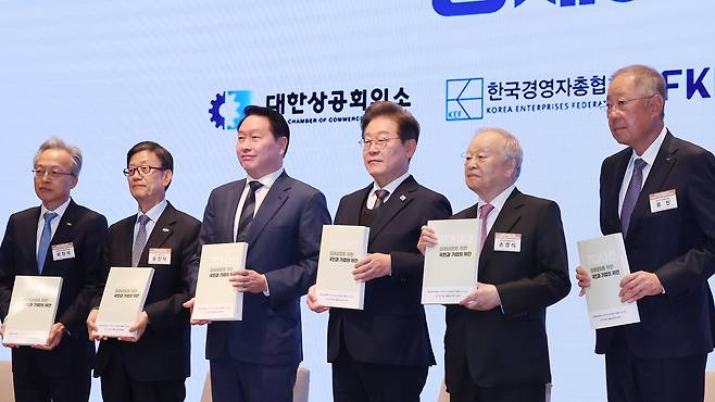 정책 제언집 들고… - 이재명 더불어민주당 대선 후보가 8일 서울 중구 대한상공회의소에서 경제 5단체장들과 정책 제언집을 들고 기념사진을 찍고 있다. 사진 왼쪽부터 최진식 한국중견기업연합회 회장, 윤진식 한국무역협회 회장, 최태원 대한상공회의소 회장, 이 후보, 손경식 한국경영자총협회 회장, 류진 한국경제인연합회 회장. /국회사진기자단