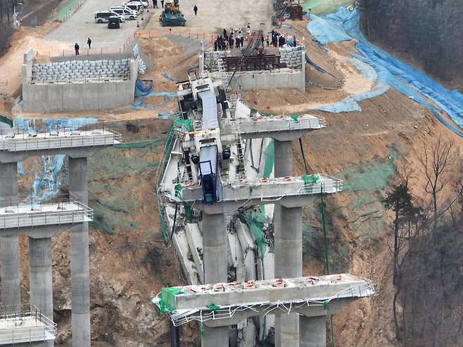 지난 2월 25일 경기 안성시 서울세종고속도로 건설 현장에서 교각 위에 설치 중이던 교량 상판 구조물이 무너져 내리면서 상부에서 추락한 근로자 10명이 숨지거나 다쳤다. 이곳 붕괴 사고 현장에서 지난 2월 28일 경찰과 국과수, 산업안전공단, 국립재난안전연구원, 국토안전관리원 등 관계자들이 사고 원인을 찾기 위한 합동 감식을 하고 있다. /연합뉴스
