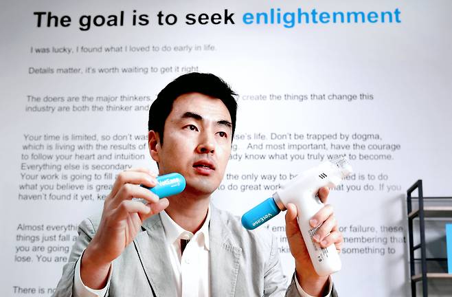 지난 4월 1일 경기도 화성시 리센스메디컬 사무실에서 만난 김건호 대표가 동물용 의료기기 제품인 벳이즈(VetEase)에 대해 설명하고 있다./조선비즈