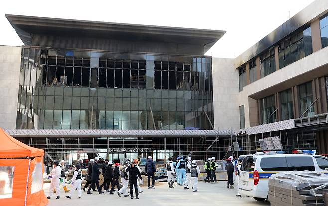부산 기장군 반얀트리 호텔 신축 공사장 화재 현장. 사진은 지난 2월 16일 경찰과 과학수사대 화재 감식팀, 소방 당국, 국립과학수사연구원, 국립재난안전원 등 관계자들이 합동 감식을 위해 현장으로 이동하고 있는 모습. /뉴스1