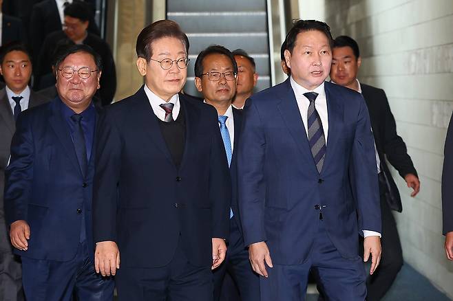 이재명 더불어민주당 대통령 후보가 8일 오전 서울 중구 대한상공회의소에서 열린 대선후보 초청 경제5단체장 간담회에 참석하고 있다. 오른쪽은 최태원 대한상의 회장./뉴스1