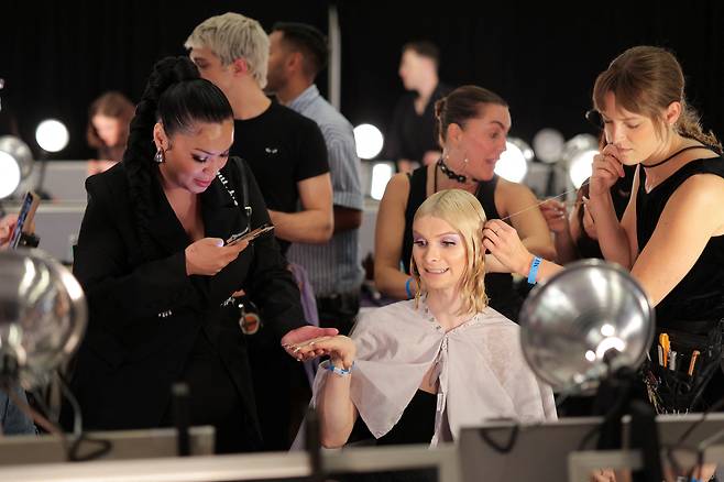 2023년 4월 버드라이트와 함께 홍보 게시물을 제작한 미국의 트랜스젠더 출신 임플루언서 딜런 멀베이니(가운데 하단). /로이터뉴스1