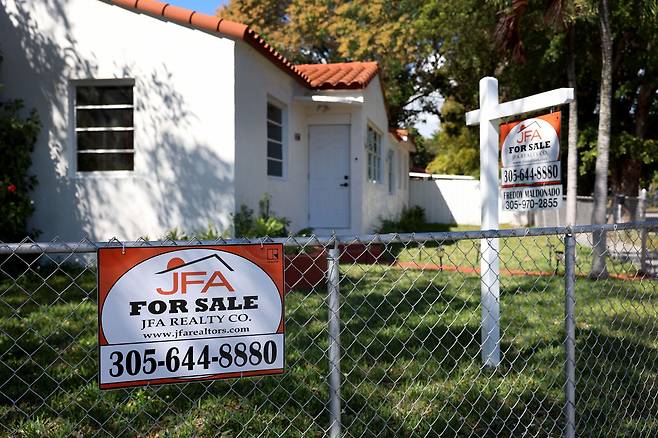 지난 2023년 2월 플로리다주 마이애미 한 주택 앞에 '판매 중' 표시판이 붙어 있다. / AFP=연합뉴스