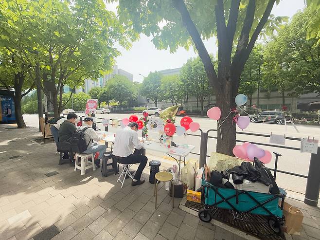 8일 서울 서초구 서초동 아크로비스타 아파트 서문 인근에서 윤석열 전 대통령 지지자들이 편지를 작성하고 있다. /이호준 기자