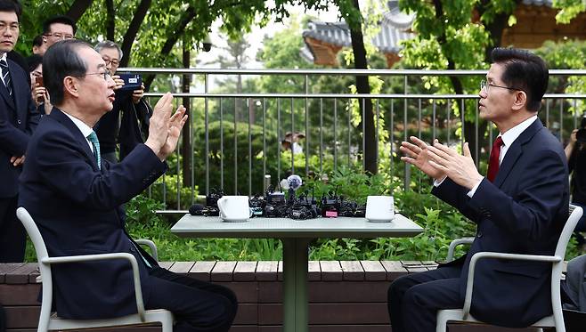 국민의힘 김문수 대선후보와 무소속 한덕수 대선 예비후보가 8일 서울 국회 사랑재에 위치한 커피숍에서 만나 회동하고 있다. /연합뉴스