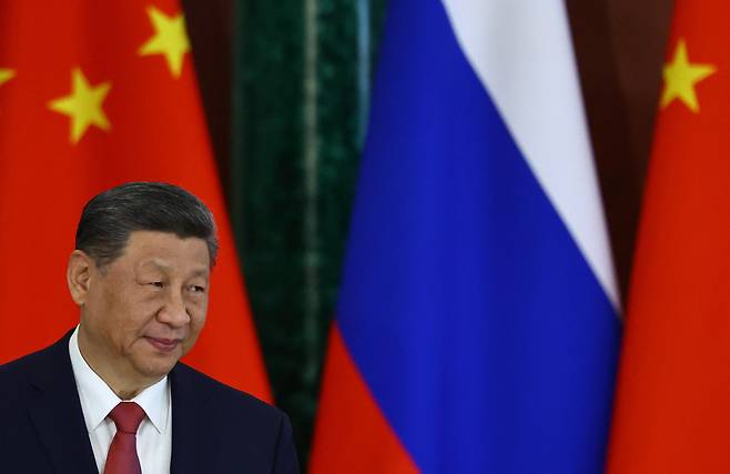 시진핑 중국 국가주석이 8일 블라디미르 푸틴 러시아 대통령과 서명식을 했다. /로이터 연합뉴스