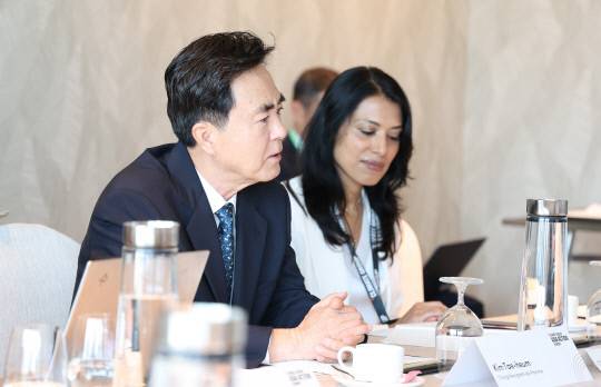 김태흠 충남지사가 싱가포르 만다린 오리엔탈 호텔에서 열린 '에너지 효율 향상 EP100 원탁회의'에 참석해 발언하고 있다. 충남도 제공.