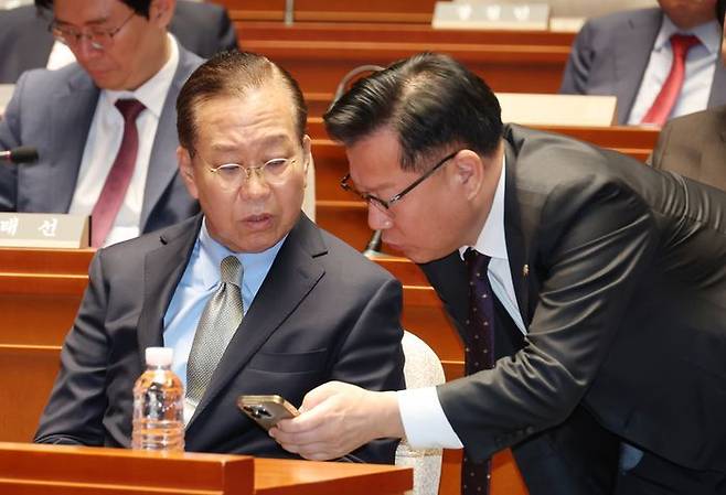 국민의힘 권영세 비상대책위원장과 이양수 사무총장이 7일 국회에서 열린 의원총회에서 휴대폰을 보며 대화하고 있다. 이양수 사무총장은 이날 당 선거관리위원장으로 위촉됐다. ⓒ뉴시스
